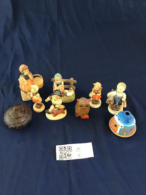 Assorted miniature figurines and decorative trinkets 2 Hummels and reproductions  - Image 1 of 5