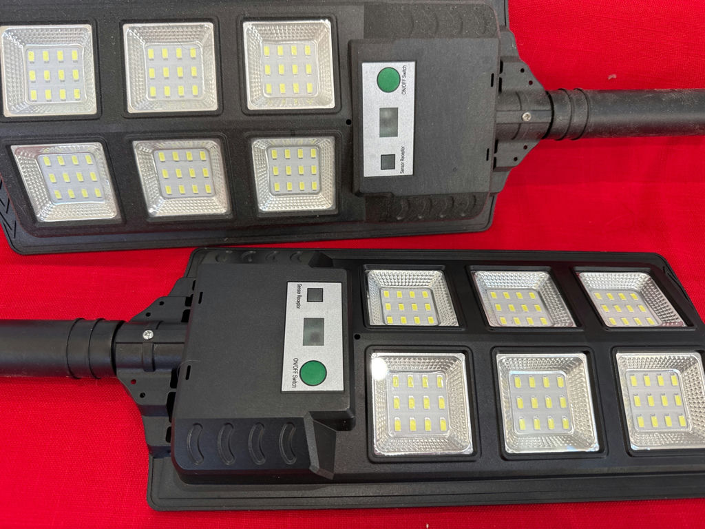 Dual-panel LED flood light - image 3 of 3