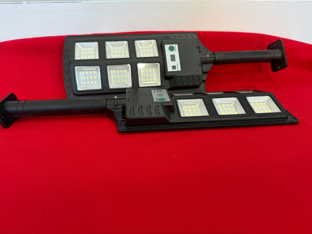 Dual-panel LED flood light - image 1 of 3