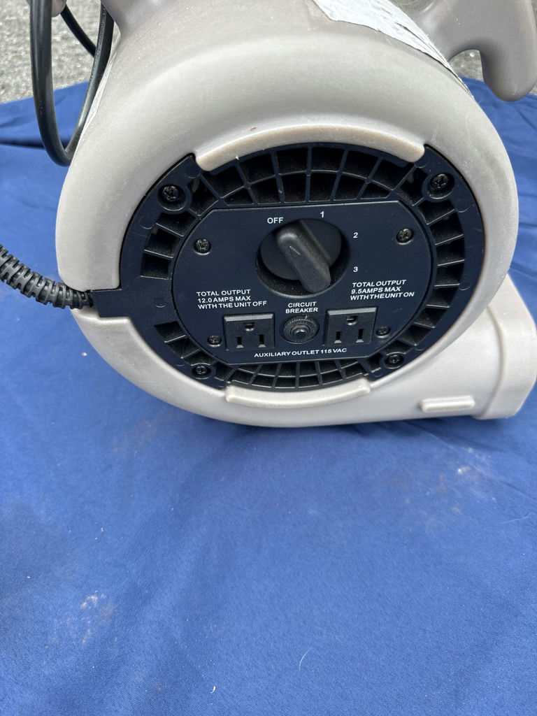 Portable electric blower with built-in outlets - image 3 of 3