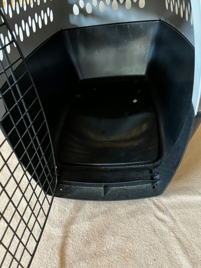 Plastic pet carrier with metal grille door - image 3 of 4