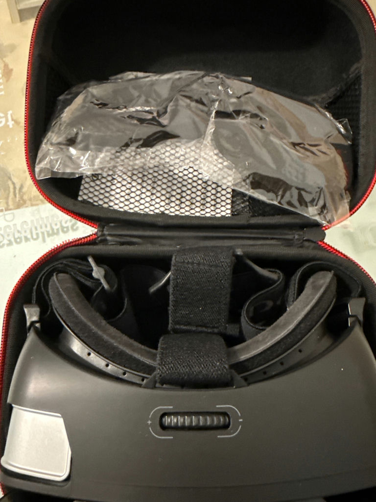 Homido VR headset with carrying case - image 3 of 3