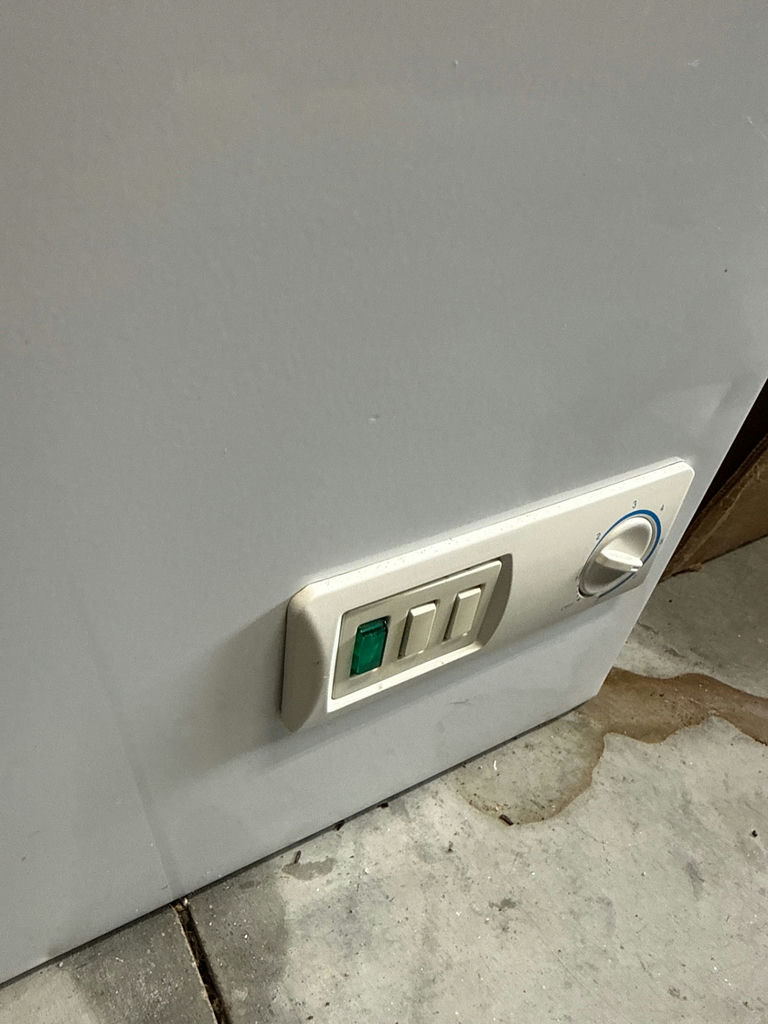 Chest freezer  - image 3 of 4