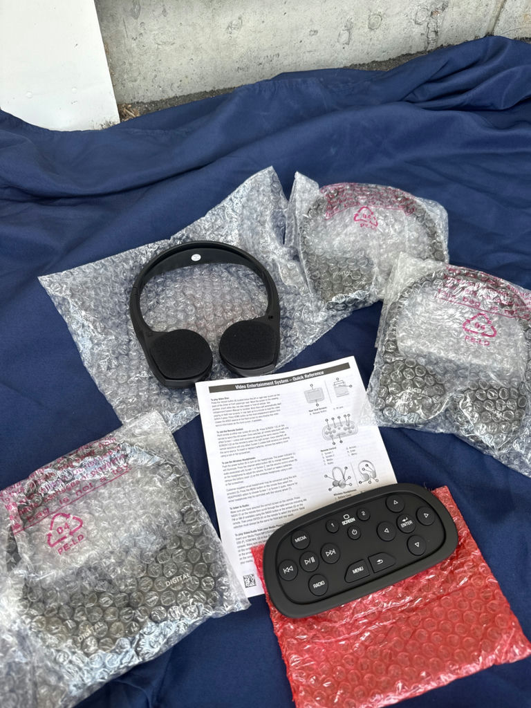 Video Entertainment System with Wireless Headphones and Remote - image 1 of 4