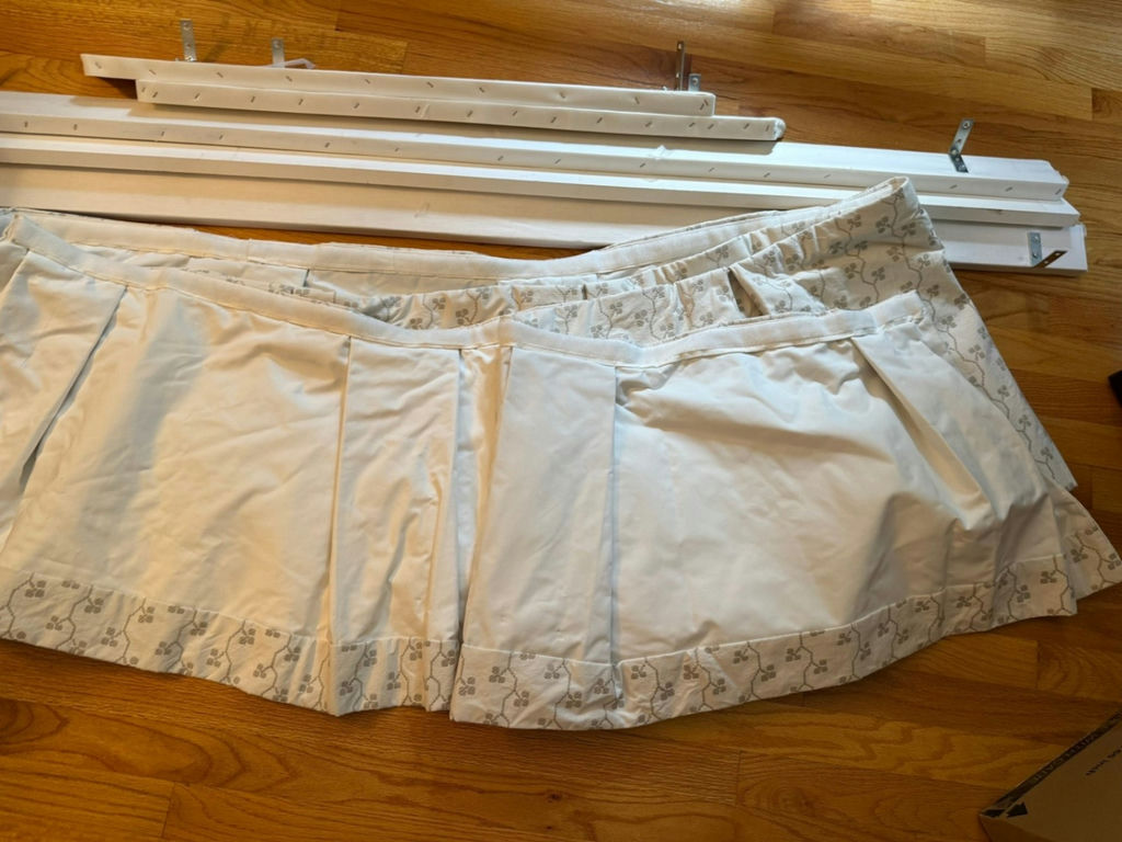 Beautiful Custom Lined Patterned Window Valance Curtains With Wood Frame And Brackets - image 2 of 4
