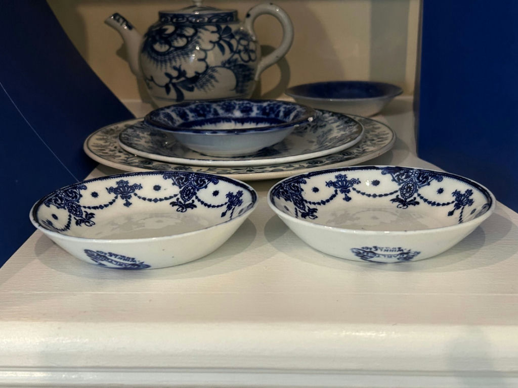 7pcs - Vintage Chinoiserie Teapot And Blue & White Dishes - F. Winkle & Co, Allerton's, Wedgwood Etc - image 6 of 7