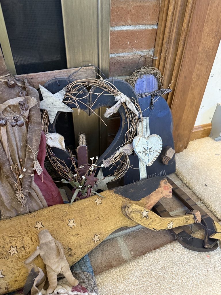Vintage American decor collection with handmade fabric dolls and rustic wall hangings - image 5 of 8