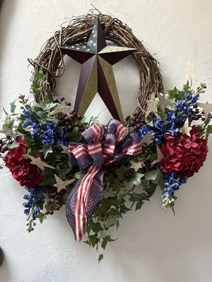 Patriotic wreath with star centerpiece and floral accents - Image 1 of 3