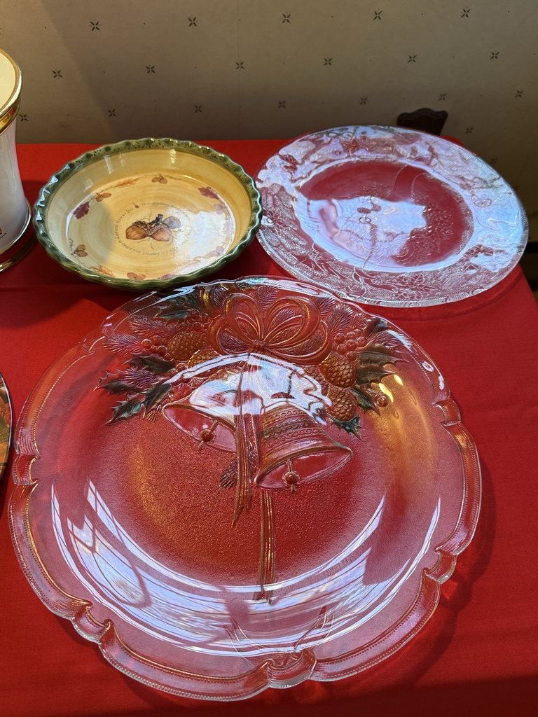 Christmas kitchen glassware and serving dishes - image 3 of 9