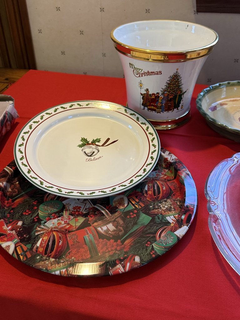 Christmas kitchen glassware and serving dishes - image 6 of 9