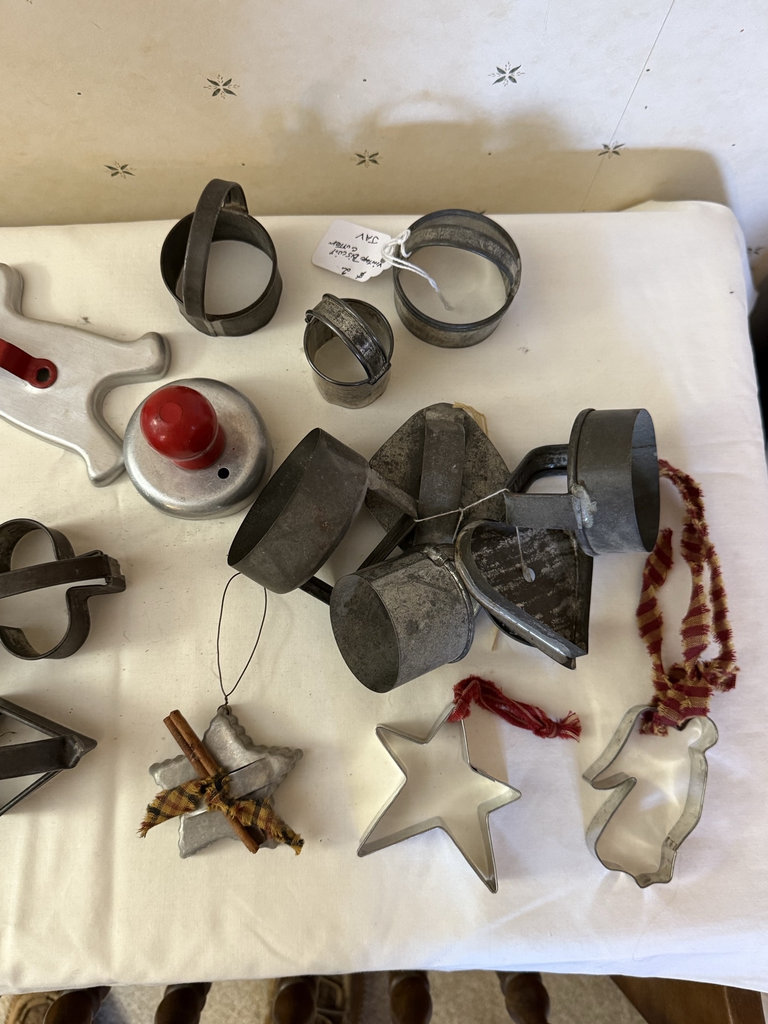 Assorted metal cookie cutters - image 3 of 5