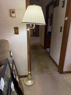 Standing brass floor lamp with pleated lampshade - Image 1 of 6