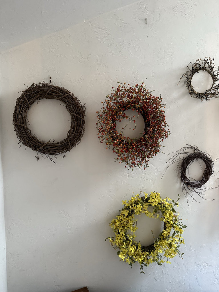Assorted decorative wreaths - image 2 of 9