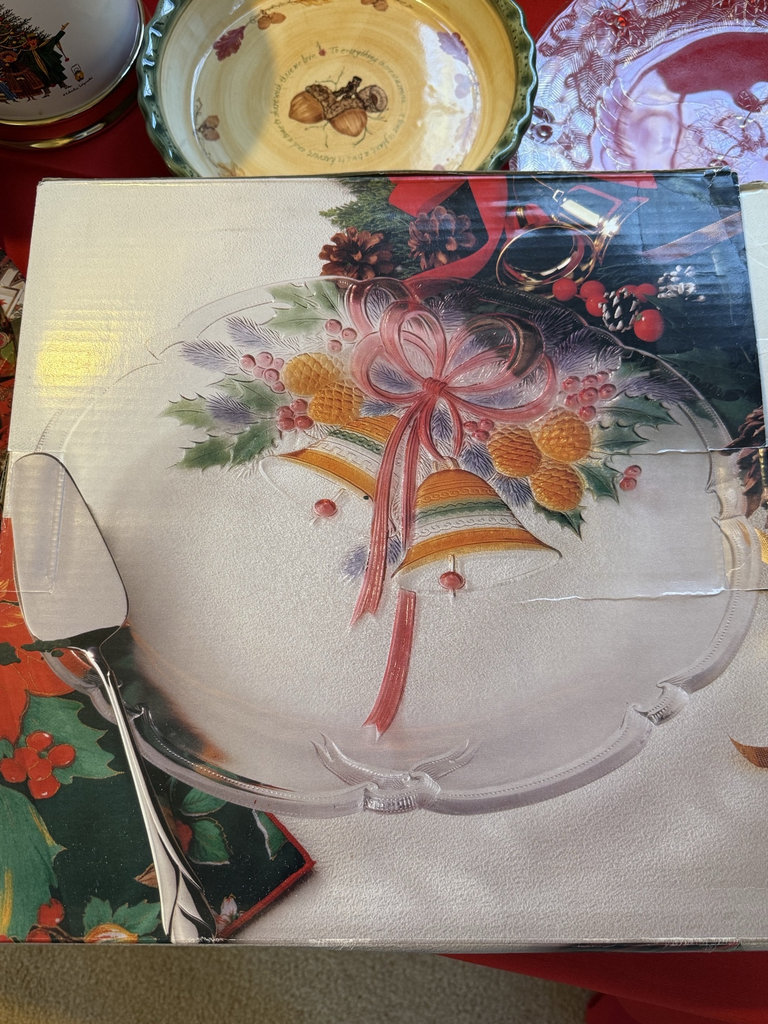 Christmas kitchen glassware and serving dishes - image 5 of 9