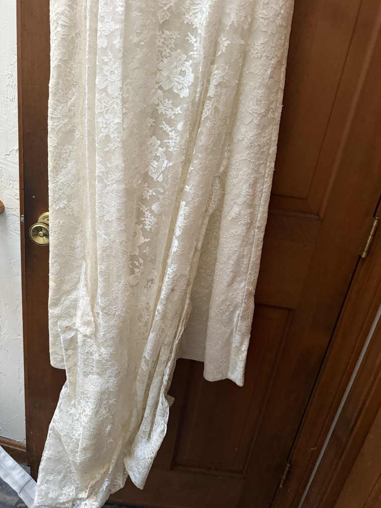 Vintage lace wedding gown - image 4 of 7