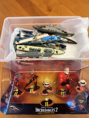 Vintage die-cast ships and Incredibles 2 figure pack - Image 1 of 4