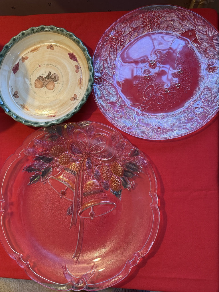 Christmas kitchen glassware and serving dishes - image 4 of 9