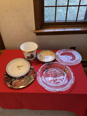Christmas kitchen glassware and serving dishes - Image 1 of 9