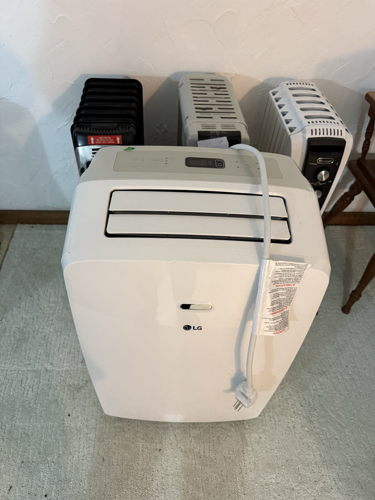 Group of Portable Electric Space Heaters - image 5 of 6