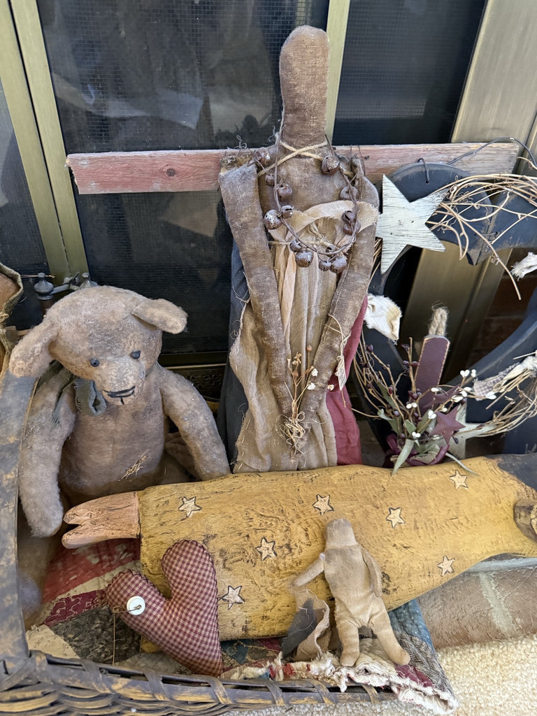 Vintage American decor collection with handmade fabric dolls and rustic wall hangings - image 4 of 8