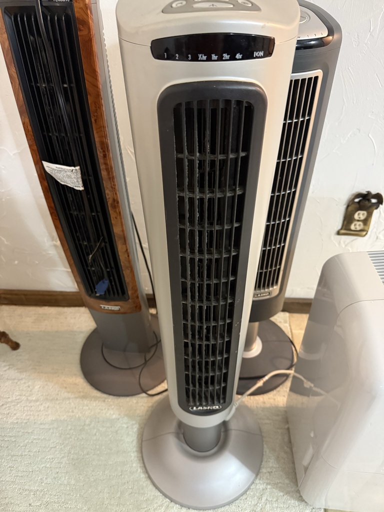 Three portable tower fans and a dehumidifier - image 4 of 7