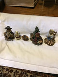 Boyd's Bears & Friends figurines with antique glass bottles and vase - thumbnail 1 of 5