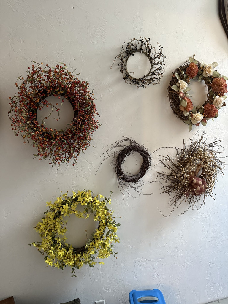 Assorted decorative wreaths - image 3 of 9