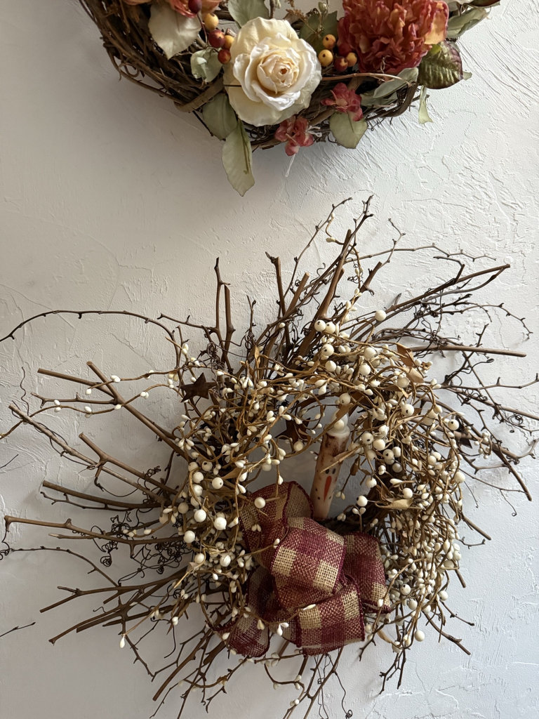 Assorted decorative wreaths - image 5 of 9