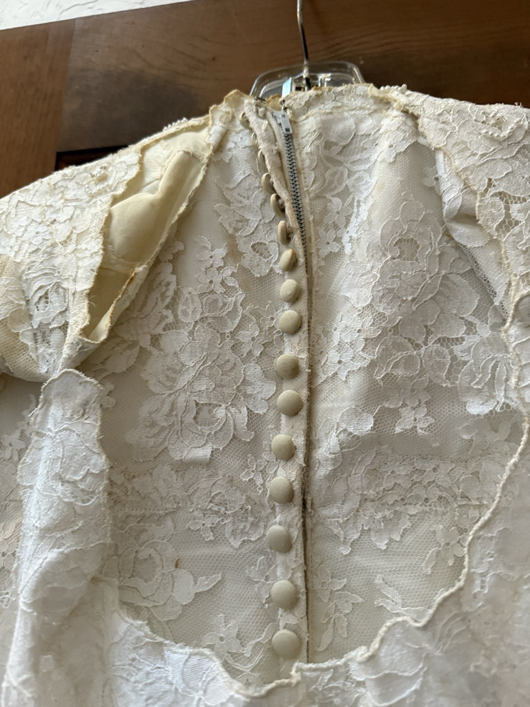Vintage lace wedding gown - image 5 of 7
