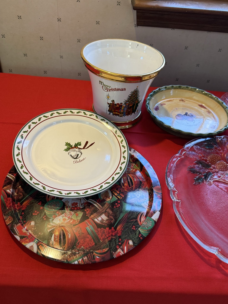 Christmas kitchen glassware and serving dishes - image 2 of 9