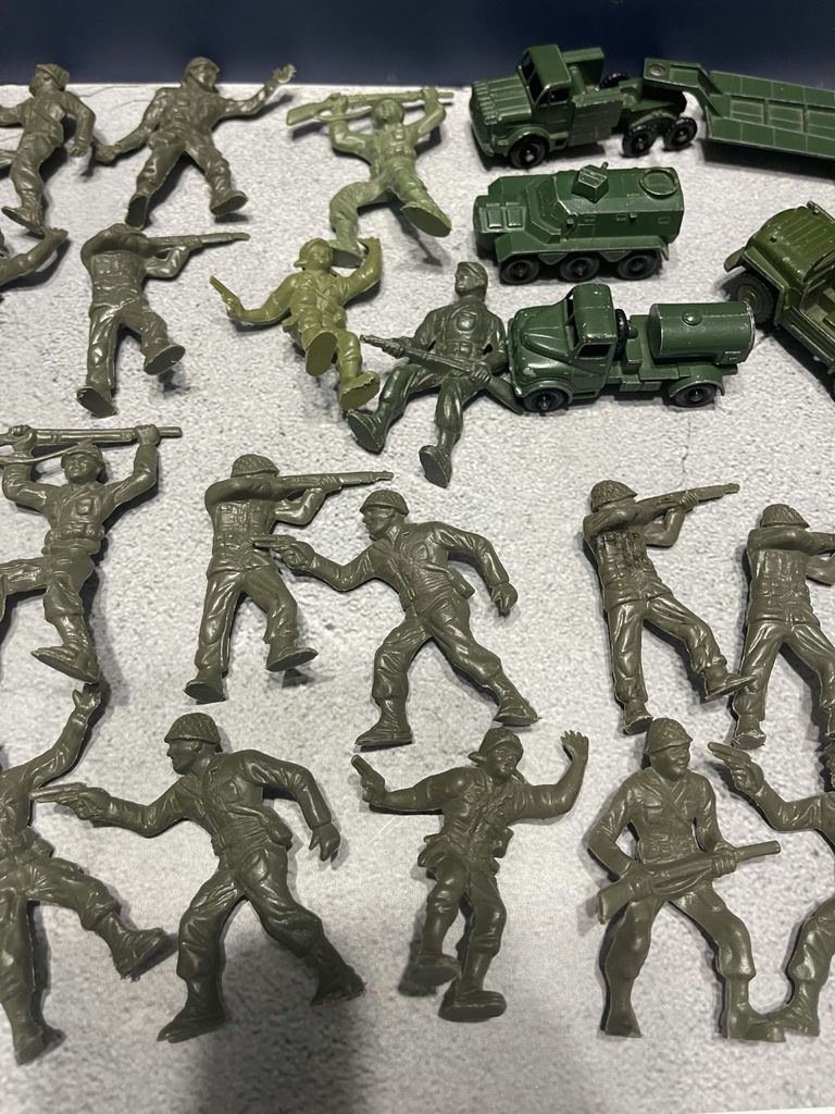 Vintage Toy Army Soldiers and Military Vehicles - image 3 of 19
