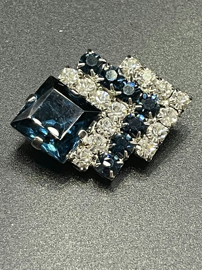 Vintage Brooches (4) - image 5 of 15