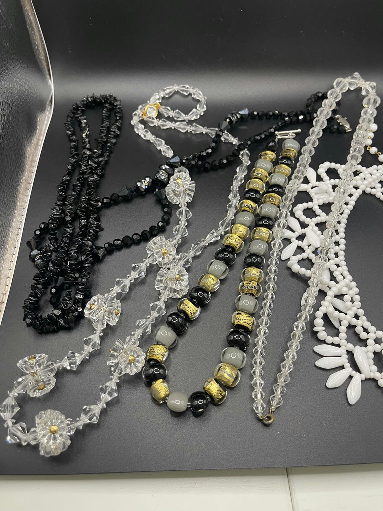 6 Vintage Necklaces - image 2 of 22