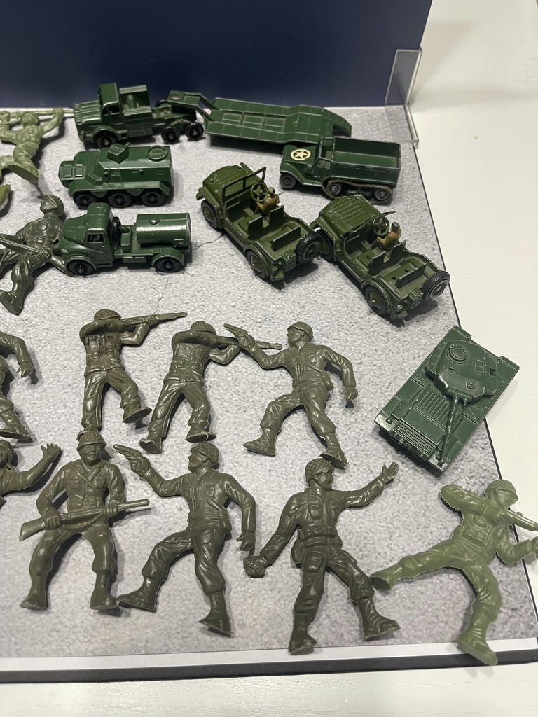 Vintage Toy Army Soldiers and Military Vehicles - image 4 of 19