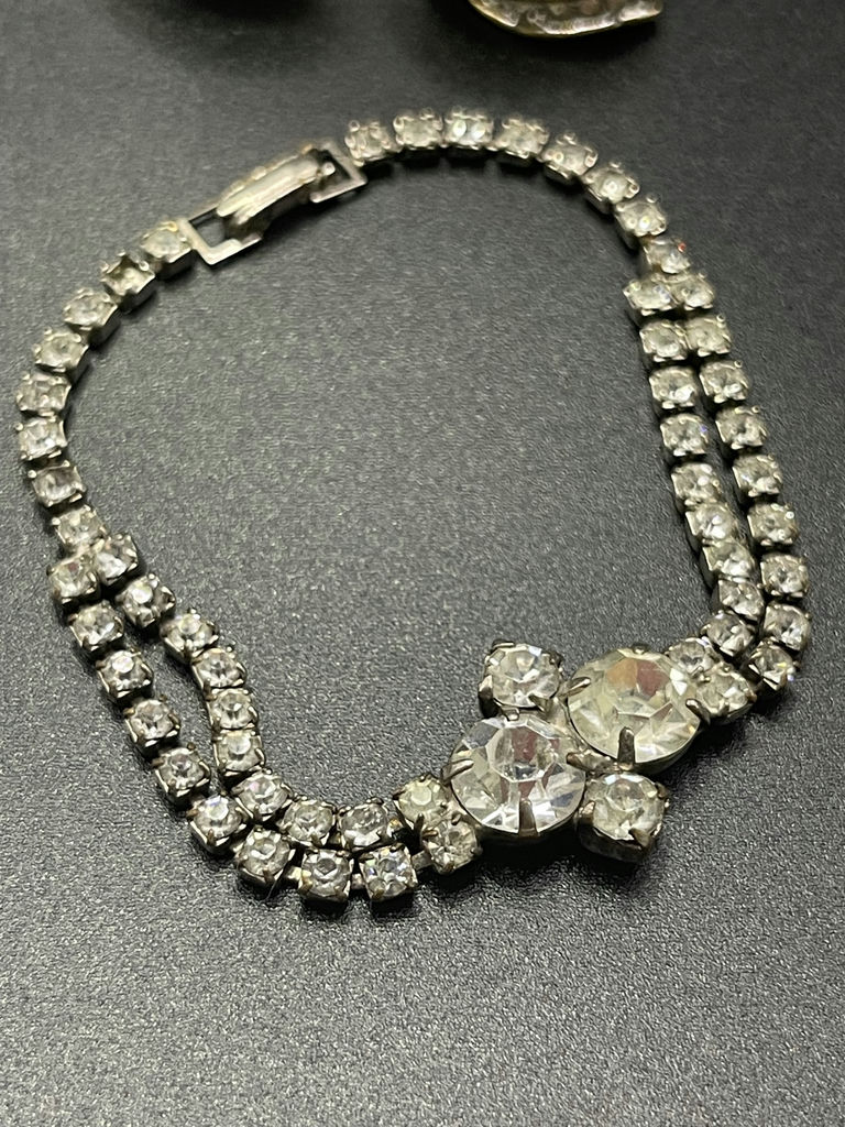Vintage Clip On Earrings And Bracelet - image 2 of 11