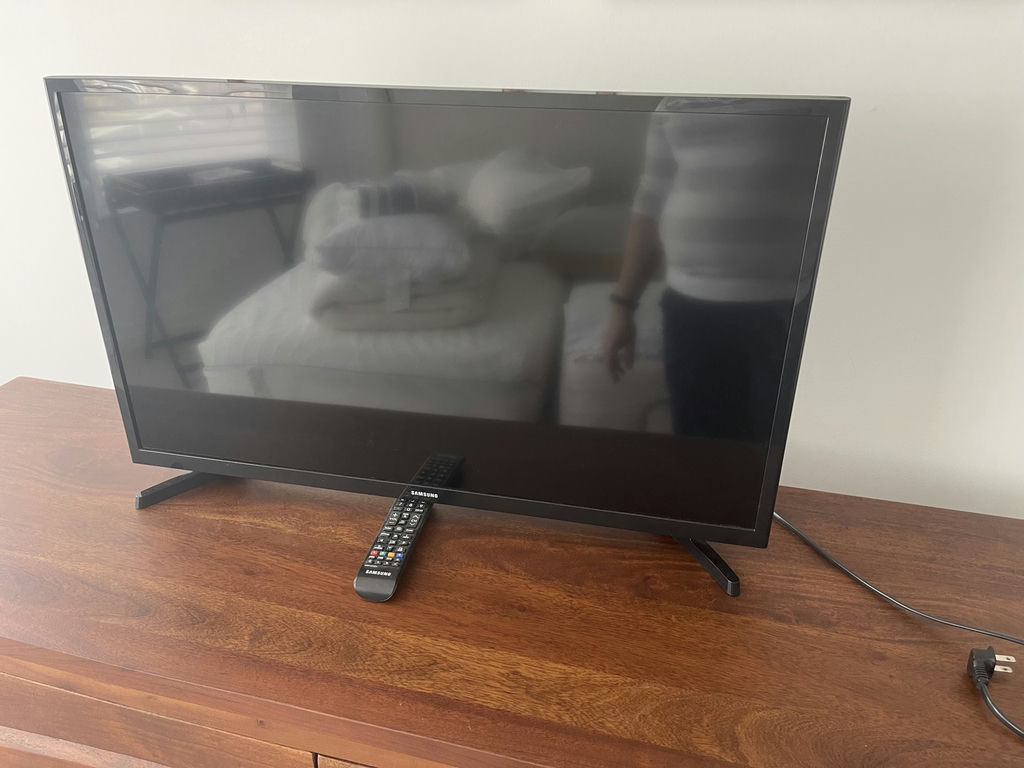 Samsung 33” - image 2 of 2