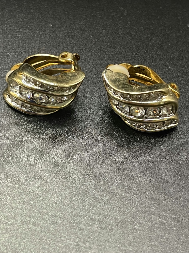 Vintage Clip On Earrings And Bracelet - image 3 of 11