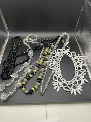 6 Vintage Necklaces - Image 1 of 22