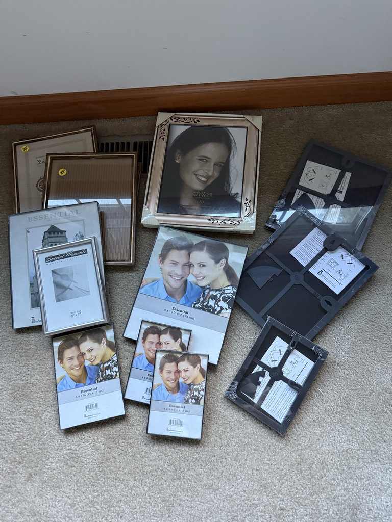 Assorted photo frames - image 1 of 3