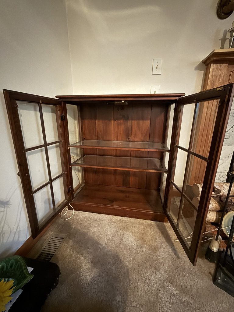 Two-door mahogany glass-front display cabinet - image 4 of 6