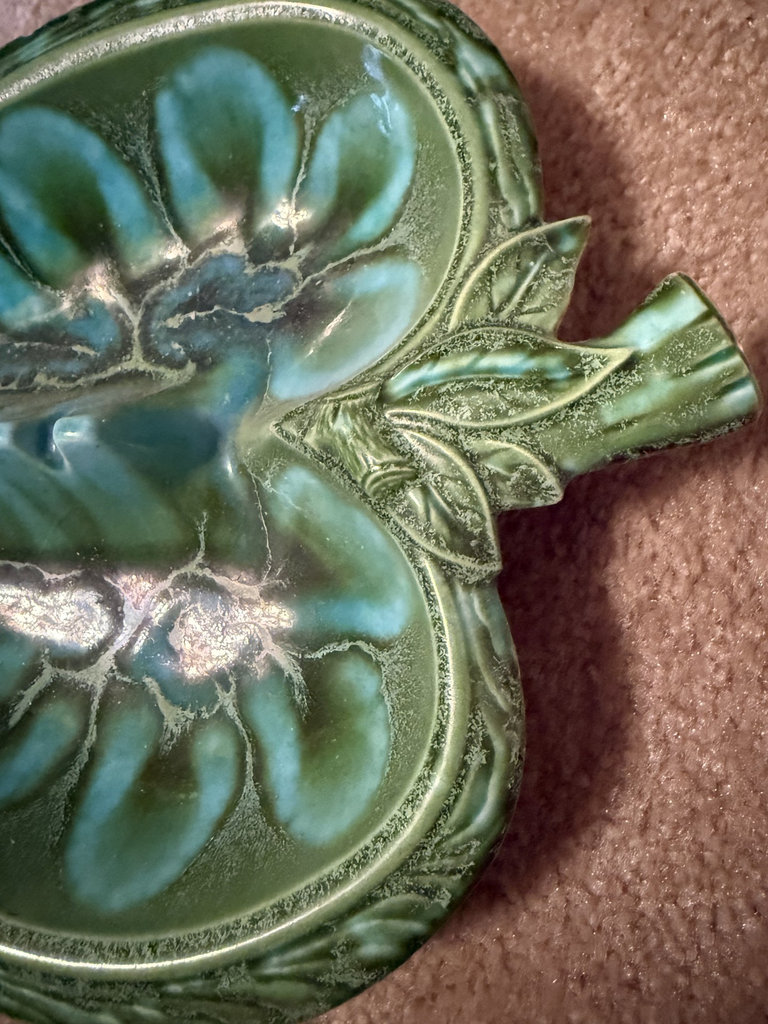 Green heart-shaped ceramic ashtray with leaf motif - image 5 of 11