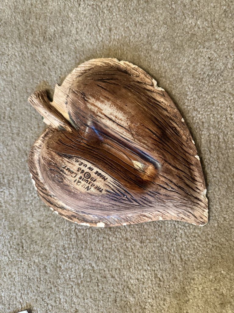 Green heart-shaped ceramic ashtray with leaf motif - image 2 of 11