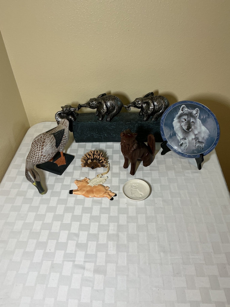 Animal Figurines and Wolf Plate Decor - image 1 of 8