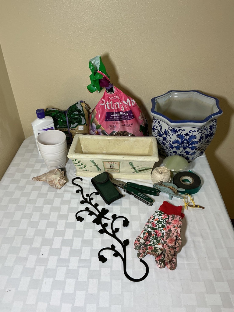 Garden tools, planters, and accessories - image 1 of 7