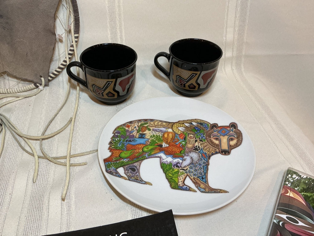 Northwest Coast Indigenous Art Books and Totem Pole Themed Tableware - image 3 of 8