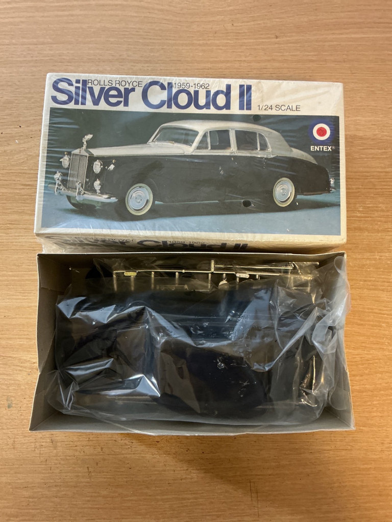 Assorted vintage scale-model car kits and die-cast cars - image 14 of 16