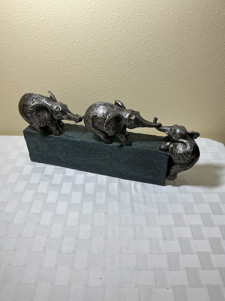 Animal Figurines and Wolf Plate Decor - image 7 of 8