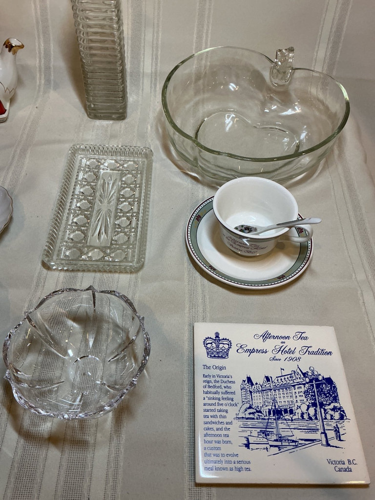 Vintage teaware, glassware and souvenir ceramics collection - image 3 of 7