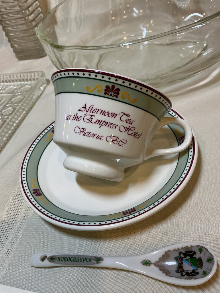 Vintage teaware, glassware and souvenir ceramics collection - image 4 of 7