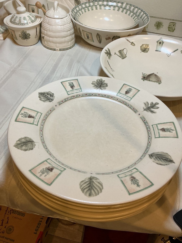 Pfaltzgraff Naturewood Pattern Dinnerware Set with Serving Pieces and table linens - image 5 of 9